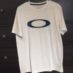 Men’s Oakley t-shirt